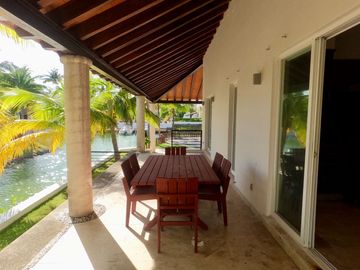 Exclusiva Residencia en Isla Dorada con muelle privado