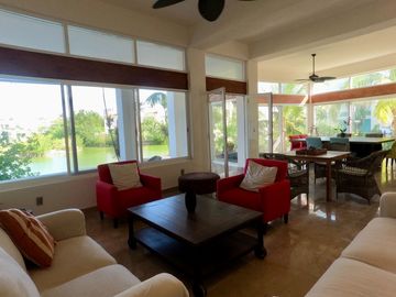Exclusiva Residencia en Isla Dorada con muelle privado