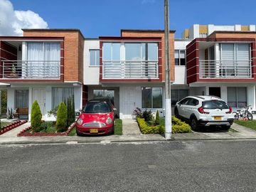 Hermosa casa, unidad cerrada en cerritos.