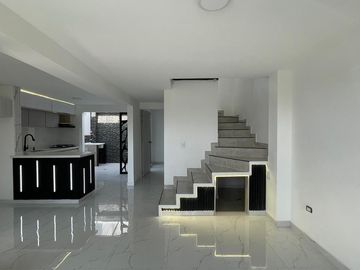 Hermosa casa, unidad cerrada en cerritos.