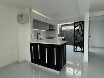 Hermosa casa, unidad cerrada en cerritos.