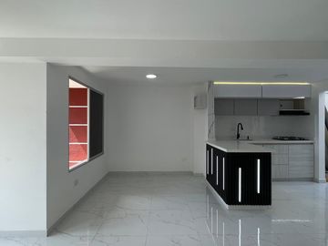 Hermosa casa, unidad cerrada en cerritos.