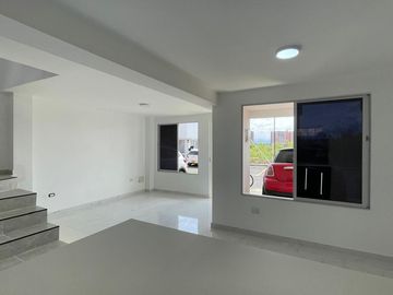 Hermosa casa, unidad cerrada en cerritos.