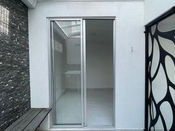 Hermosa casa, unidad cerrada en cerritos.