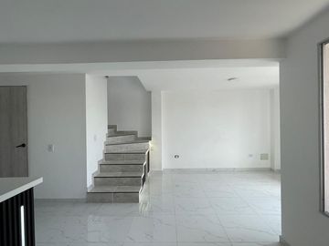 Hermosa casa, unidad cerrada en cerritos.