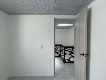 Hermosa casa, unidad cerrada en cerritos.