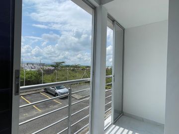 Hermosa casa, unidad cerrada en cerritos.