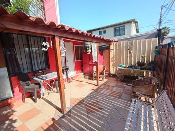 Vende Buena y Amplia Casa de dos Pisos de 4D y 3B más Depto Interior
