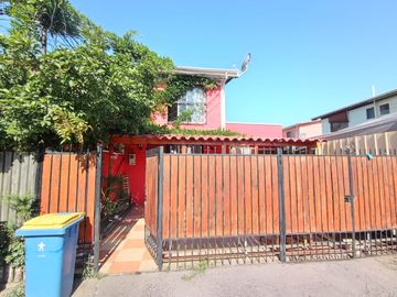 Vende Buena y Amplia Casa de dos Pisos de 4D y 3B más Depto Interior