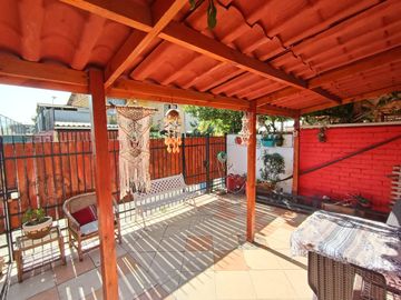 Vende Buena y Amplia Casa de dos Pisos de 4D y 3B más Depto Interior