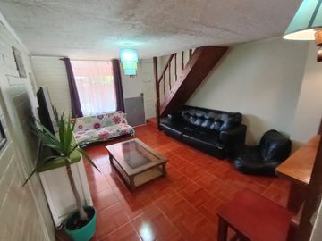 Vende Buena y Amplia Casa de dos Pisos de 4D y 3B más Depto Interior