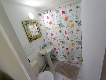 Vende Buena y Amplia Casa de dos Pisos de 4D y 3B más Depto Interior