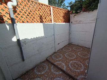 Vende Buena y Amplia Casa de dos Pisos de 4D y 3B más Depto Interior