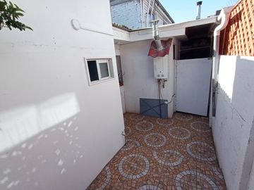 Vende Buena y Amplia Casa de dos Pisos de 4D y 3B más Depto Interior