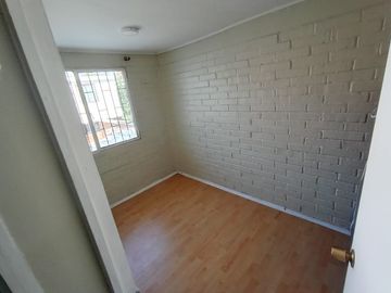 Vende Buena y Amplia Casa de dos Pisos de 4D y 3B más Depto Interior