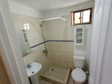 Vende Buena y Amplia Casa de dos Pisos de 4D y 3B más Depto Interior