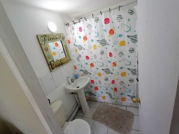 (Rebajada) Buena y Amplia Casa de dos Pisos de 4D y 3B más Depto Interior