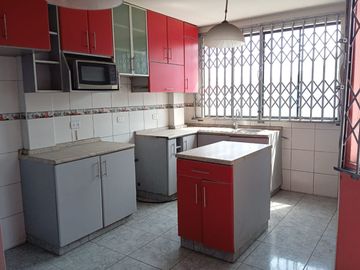 CASA EN VENTA EN LA AV. INSURGENTES, CERCA DE MALL PLAZA BELLAVISTA, CERCA DEL HOSPITAL BARTON, CERCA DE MINKA