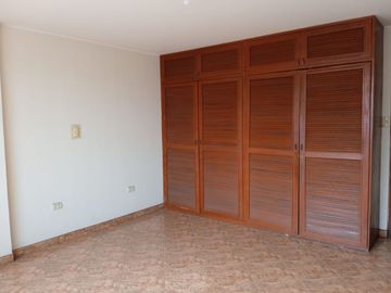 CASA EN VENTA EN LA AV. INSURGENTES, CERCA DE MALL PLAZA BELLAVISTA, CERCA DEL HOSPITAL BARTON, CERCA DE MINKA