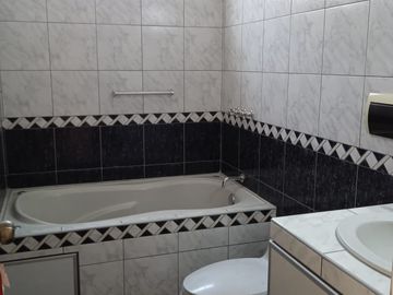CASA EN VENTA EN LA AV. INSURGENTES, CERCA DE MALL PLAZA BELLAVISTA, CERCA DEL HOSPITAL BARTON, CERCA DE MINKA