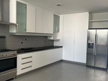 Moderna y funcional casa con amplios ambientes 🏡✨