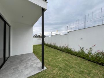 Departamento en venta Cumbayá San Juan a estrenar en planta baja con jardín