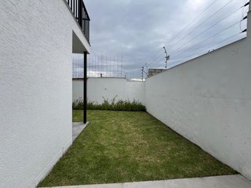 Departamento en venta Cumbayá San Juan a estrenar en planta baja con jardín