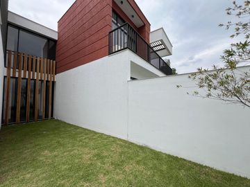 Departamento en venta Cumbayá San Juan a estrenar en planta baja con jardín