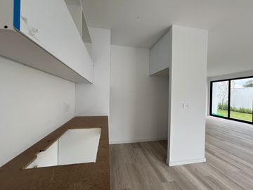 Departamento en venta Cumbayá San Juan a estrenar en planta baja con jardín
