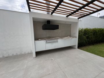 Departamento en venta Cumbayá San Juan a estrenar en planta baja con jardín