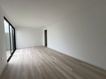 Departamento en venta Cumbayá San Juan a estrenar en planta baja con jardín