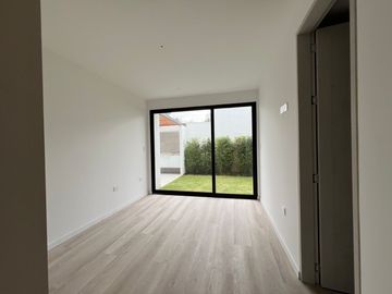 Departamento en venta Cumbayá San Juan a estrenar en planta baja con jardín