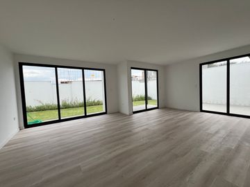 Departamento en venta Cumbayá San Juan a estrenar en planta baja con jardín