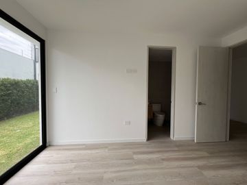 Departamento en venta Cumbayá San Juan a estrenar en planta baja con jardín