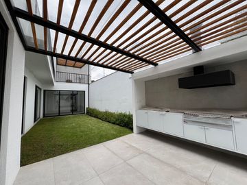 Departamento con jardín en San Juan de Cumbayá  3 dormitorios
