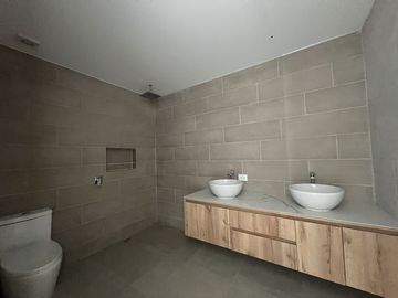 Departamento con jardín en San Juan de Cumbayá  3 dormitorios