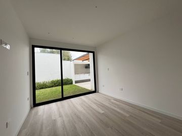 Departamento con jardín en San Juan de Cumbayá  3 dormitorios