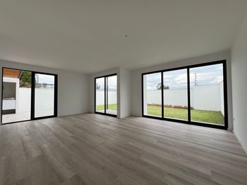 Departamento con jardín en San Juan de Cumbayá  3 dormitorios