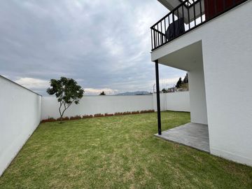 Departamento con jardín en San Juan de Cumbayá  3 dormitorios
