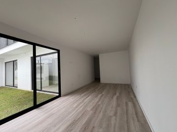 Departamento con jardín en San Juan de Cumbayá  3 dormitorios