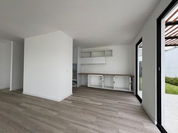 Departamento con jardín en San Juan de Cumbayá  3 dormitorios