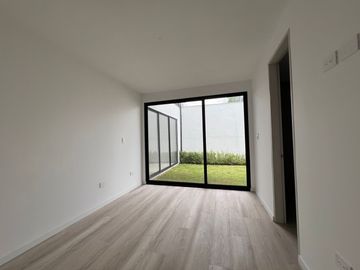 Departamento con jardín en San Juan de Cumbayá  3 dormitorios