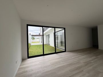Departamento con jardín en San Juan de Cumbayá  3 dormitorios