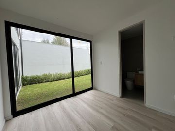 Departamento con jardín en San Juan de Cumbayá  3 dormitorios
