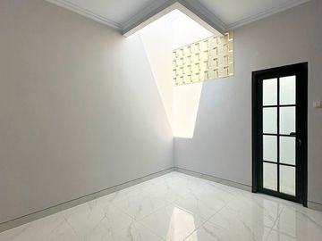 Dijual Rumah Klasik Mewah Dekat Stasiun Universitas Pancasila Srengseng Sawah Jaksel