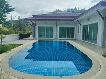 Pool villa, good atmosphere, mountain view, beautiful house in the project Bang Saray, Sattahip, Chonburi, Line ---, Miranda Village