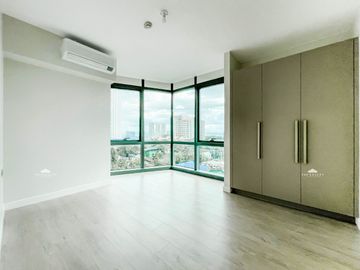 Prime Location! 1BR with Balcony Condo for Sale in The Empress at Capitol Commons Pasig City