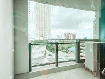 Prime Location! 1BR with Balcony Condo for Sale in The Empress at Capitol Commons Pasig City