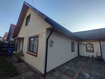 Hermosa casa en barrio consolidado, a pasos de C. Montessori