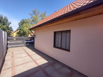 Hermosa casa en barrio consolidado, a pasos de C. Montessori